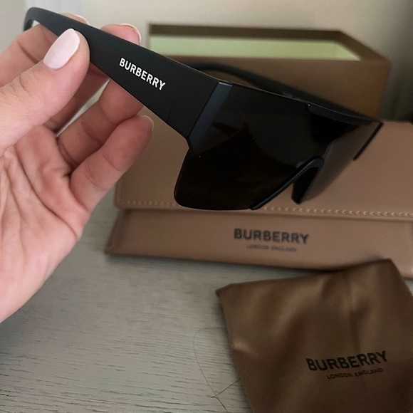 BURBERRY MATTE BLACK SUNGLASSES - Picture 1 of 5